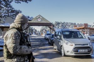 Bursa Uludağ'da jandarmadan yılbaşına &ouml;zel &ouml;nlem