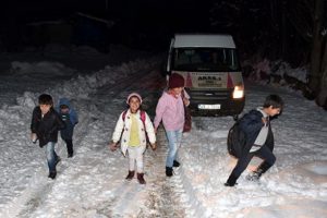 Karda mahsur kalan 18 &ouml;ğrenci kurtarıldı
