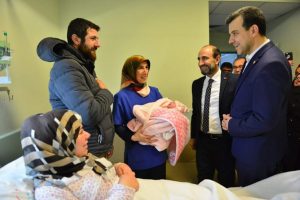 Bursa milletvekili Esgin'den yılın ilk bebeğine altın