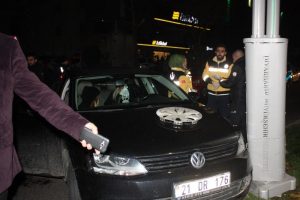 Alkoll&uuml; s&uuml;r&uuml;c&uuml; direğe &ccedil;arparak durabildi