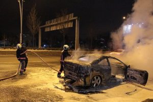 K&uuml;le d&ouml;nen aracını tekmeledi