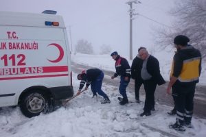 Buza saplanan ambulansı, jandarma k&uuml;rekle kurtardı
