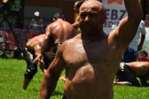 &Uuml;nl&uuml; pehlivan inşaattan d&uuml;şerek vefat etti
