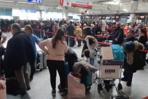 Atat&uuml;rk Havalimanı'nda 'tatil d&ouml;n&uuml;ş&uuml;' yoğunluğu