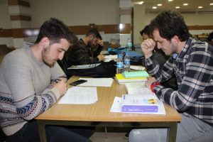 &Uuml;niversiteliler yeni yıla ders &ccedil;alışarak girdi
