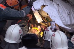 Rusya'da &ccedil;&ouml;ken binanın enkazından bebek sağ kurtarıldı