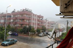 Sokak lambaları gece g&uuml;nd&uuml;z yanıyor