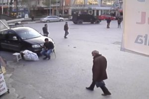 İş adamının bankadan &ccedil;ektiği parayı b&ouml;yle &ccedil;aldılar