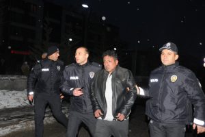 Evini ateşe verdi, apartmanda paniğe yola&ccedil;tı