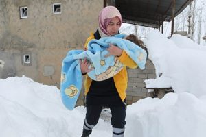&Ccedil;ığları aşıp hasta bebeğe ulaştılar