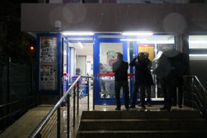 Silahlı ve kar maskeli hırsız, '30 saniyede' marketi soydu