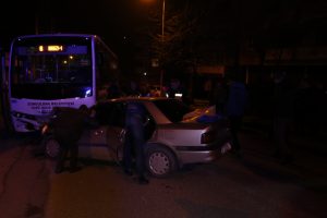 Otomobil halk otob&uuml;s&uuml;ne &ccedil;arptı: 1 yaralı