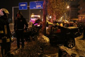 Otomobil ağaca &ccedil;arptı: 1 &ouml;l&uuml;, 3 yaralı