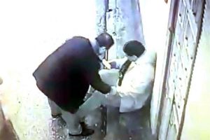 Akıl almaz olay! Elini beline g&ouml;t&uuml;rd&uuml; ve...