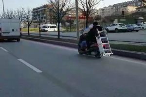 Bursa'da motosikletle trafikte merdiven taşıdılar