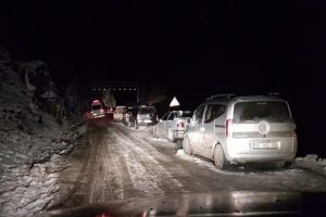 Kardan ulaşıma kapanan yol, 4 saat sonra a&ccedil;ıldı