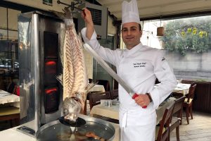 Restoranında 'b&uuml;t&uuml;n balık d&ouml;ner' yaptı