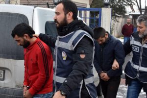 Evlerin kapılarına t&uuml;fekle ateş ederek i&ccedil;eri girip eşyaları &ccedil;aldılar