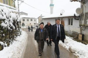 Bursa Osmangazi Belediye Başkanı D&uuml;ndar kar kış demeden mahalleleri geziyor
