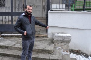Cami avlusuna bırakılan bebek, donmak &uuml;zereyken bulundu