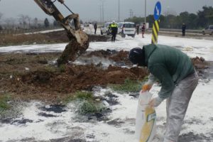 Tanker devrildi, kimyasal madde yola aktı!