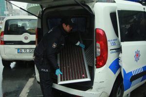 &Ccedil;aldıkları malzemelerle yakalandı