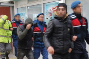 Ormanlık alanda su&ccedil;&uuml;st&uuml; yakalandılar!