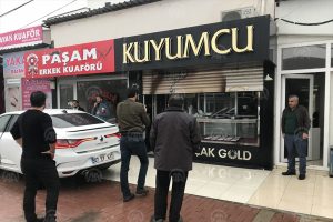 Antalya'da duvarı delinen kuyumcudan 4,5 kilogram altın &ccedil;alındı