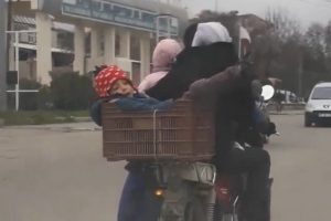 Bir motosiklette 6 kişi bindiler