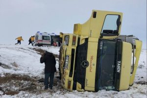 Buzlu yolda yoldan &ccedil;ıkan tır devrildi: 1 yaralı