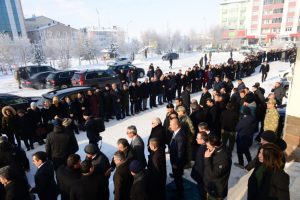 16 derece soğukta g&ouml;zyaşlarıyla uğurladılar
