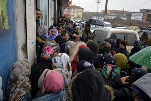 Uzun kuyruklar oluştu... 5 bin kişi başvurdu!