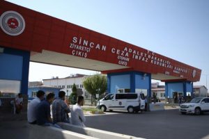 Darbeciler T&uuml;rk bayrağı taşıyan vatandaşı başından vurmuş