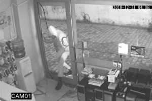 Tekmeleyerek camı kırdı, bilgisayarları &ccedil;aldı