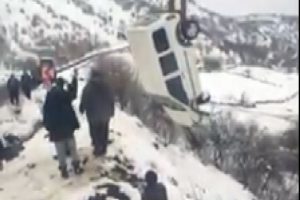 Dereye u&ccedil;tu, s&uuml;r&uuml;c&uuml; yara almadan kurtuldu