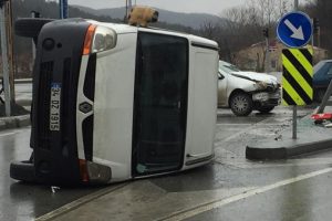 Kaza yapan minib&uuml;s yan yattı