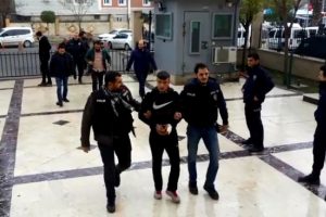 Arkadaşını kalbinden bı&ccedil;aklayarak &ouml;ld&uuml;ren gen&ccedil; tutuklandı