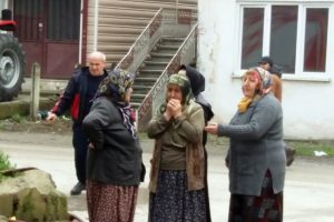 Evinin yanışını g&ouml;zyaşlarıyla izledi!