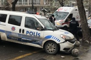Hatalı park edilen otomobile polis aracı &ccedil;arptı