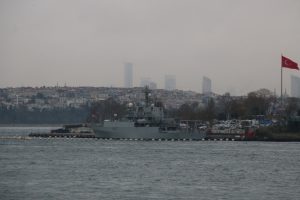 Karadeniz'den d&ouml;nen savaş gemisi Sirkeci'ye demirledi