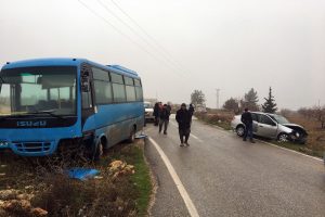 Gaziantep'te yolcu midib&uuml;s&uuml; ile otomobil &ccedil;arpıştı: 5 yaralı