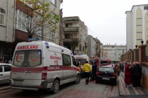 Yangında mahsur kalan anne ve &ccedil;ocukları itfaiye kurtardı