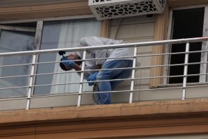 Bileklerini kesip, otelin balkonundan atladı