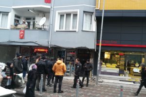 Liselilerin kavgasını ayırmak isteyen esnaf canından oluyordu
