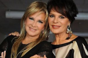 H&uuml;lya Ko&ccedil;yiğit, Filiz Akın'ın doğum g&uuml;n&uuml;n&uuml; kutladı
