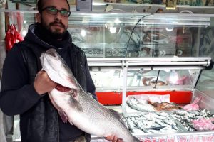 8 kiloluk levrek yakaladı