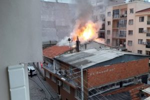 Ev yangını mahalleliyi sokağa d&ouml;kt&uuml;