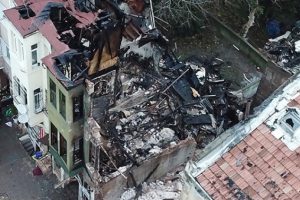 İstanbul'da bir bina &ccedil;&ouml;kt&uuml;! 2 ceset bulundu!