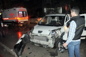 Bursa'da kazada yaralanan s&uuml;r&uuml;c&uuml;, ara&ccedil;taki etlerini d&uuml;ş&uuml;nd&uuml;