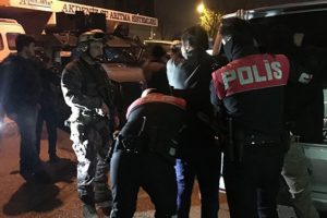 Tartıştığı aileye ve etrafa ateş a&ccedil;tı!